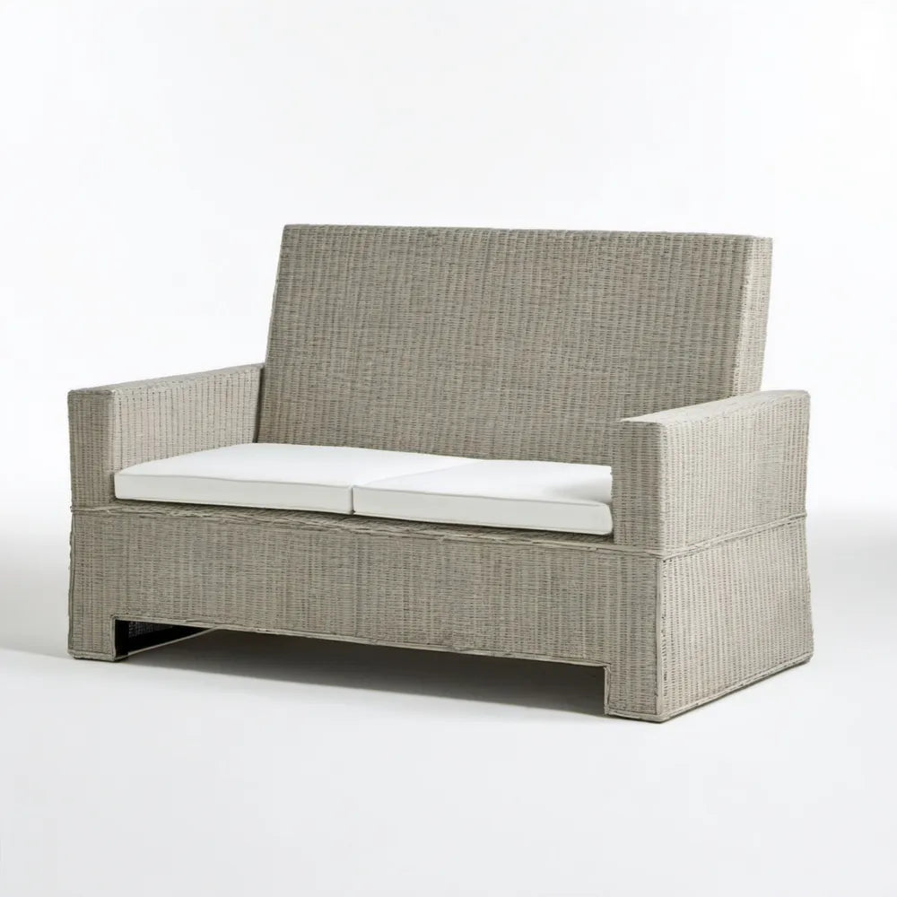 Dwuosobowa sofa ogrodowa z technorattanu PE, szara z białymi poduszkami, 130 x 75 x 85 cm